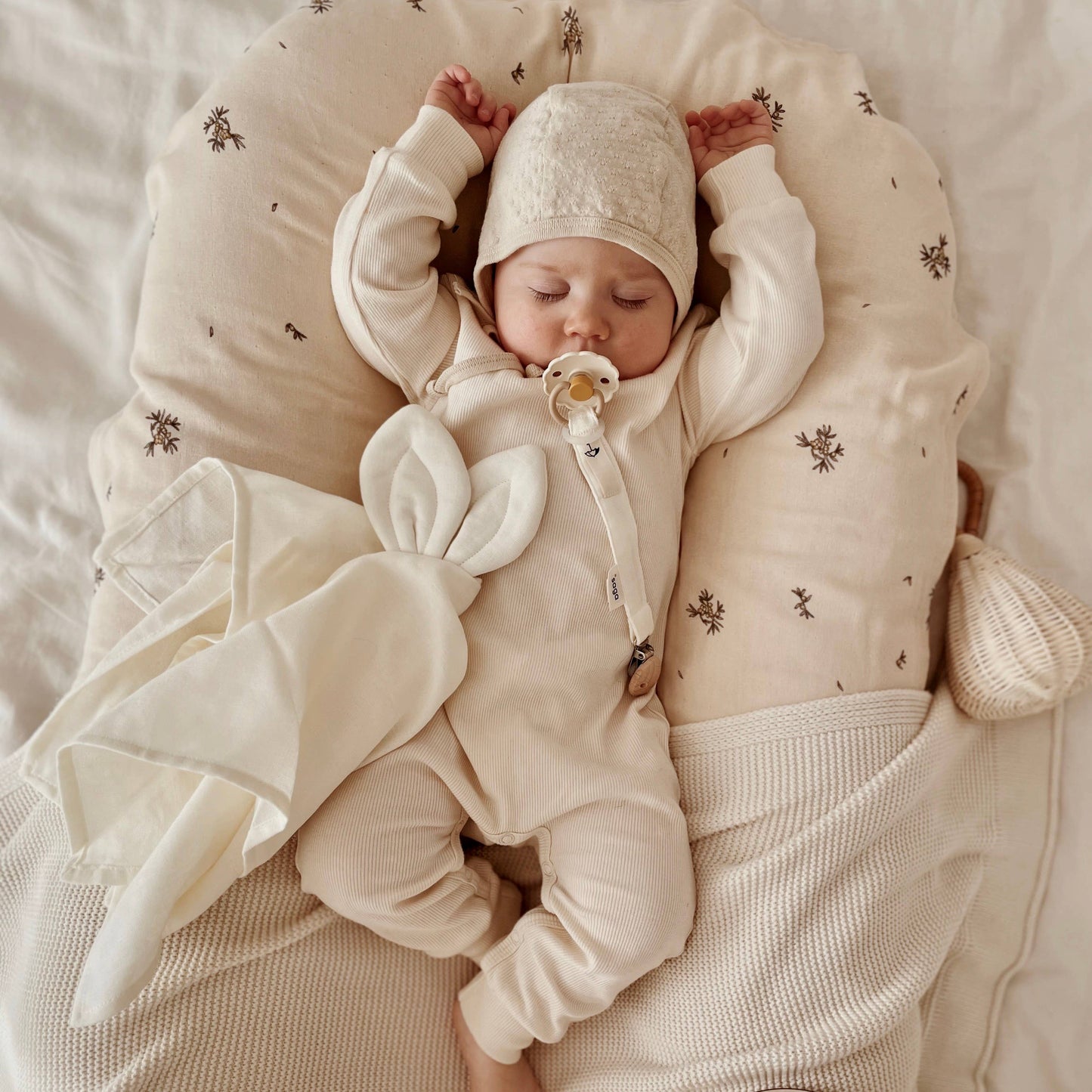 Doudou plat en coton bio avec attache sucette crème - Saga Copenhagen