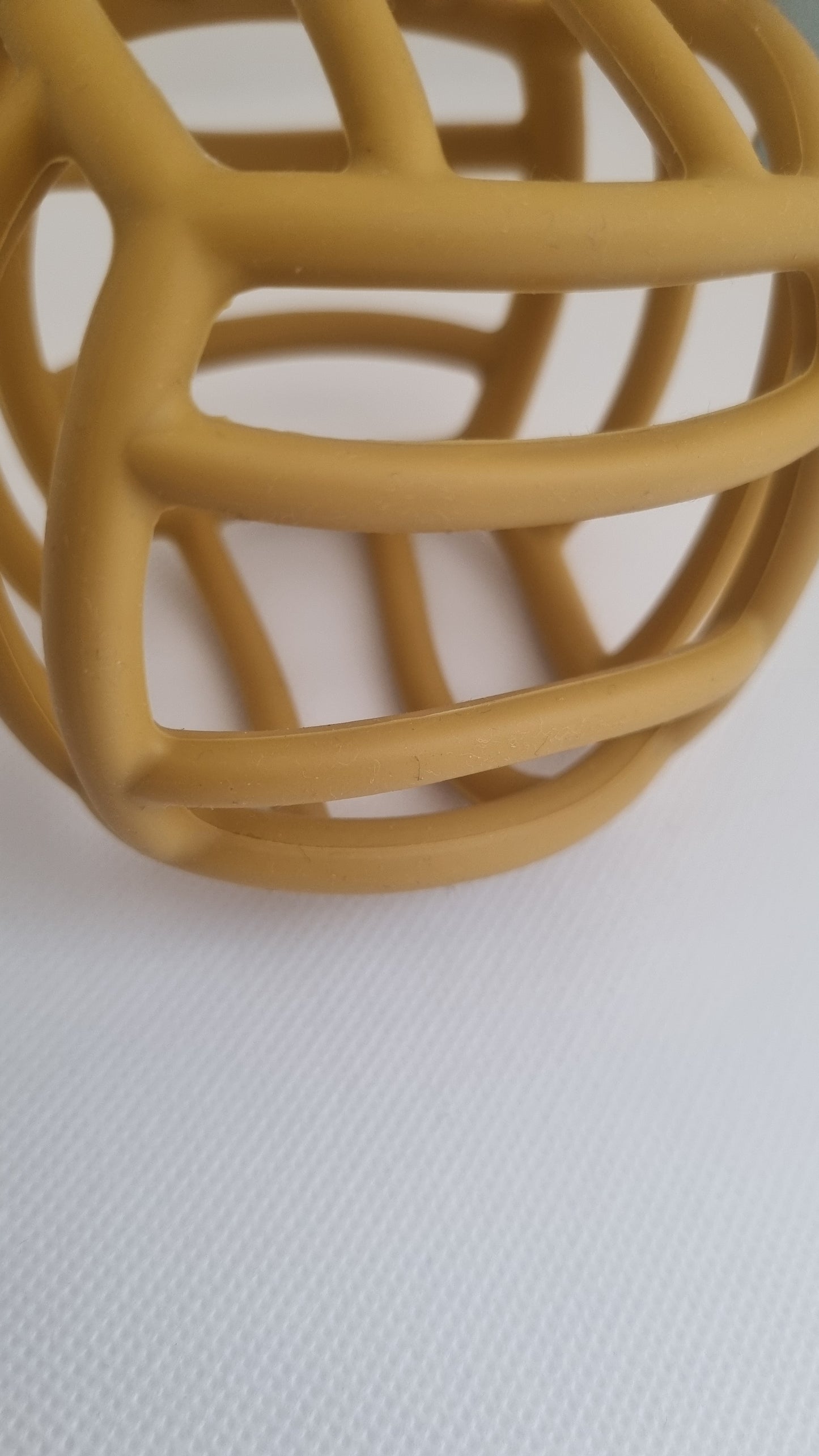 Balle de motricité flexible en silicone jaune ocre - dès la naissance - Rammelaartje