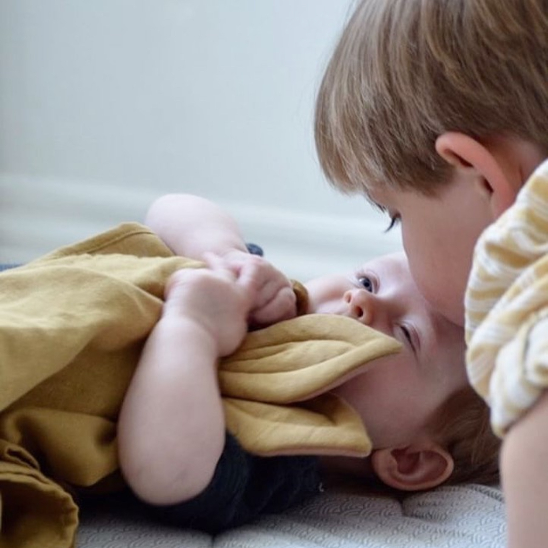 Doudou plat en coton bio avec attache sucette Miel - Saga Copenhagen