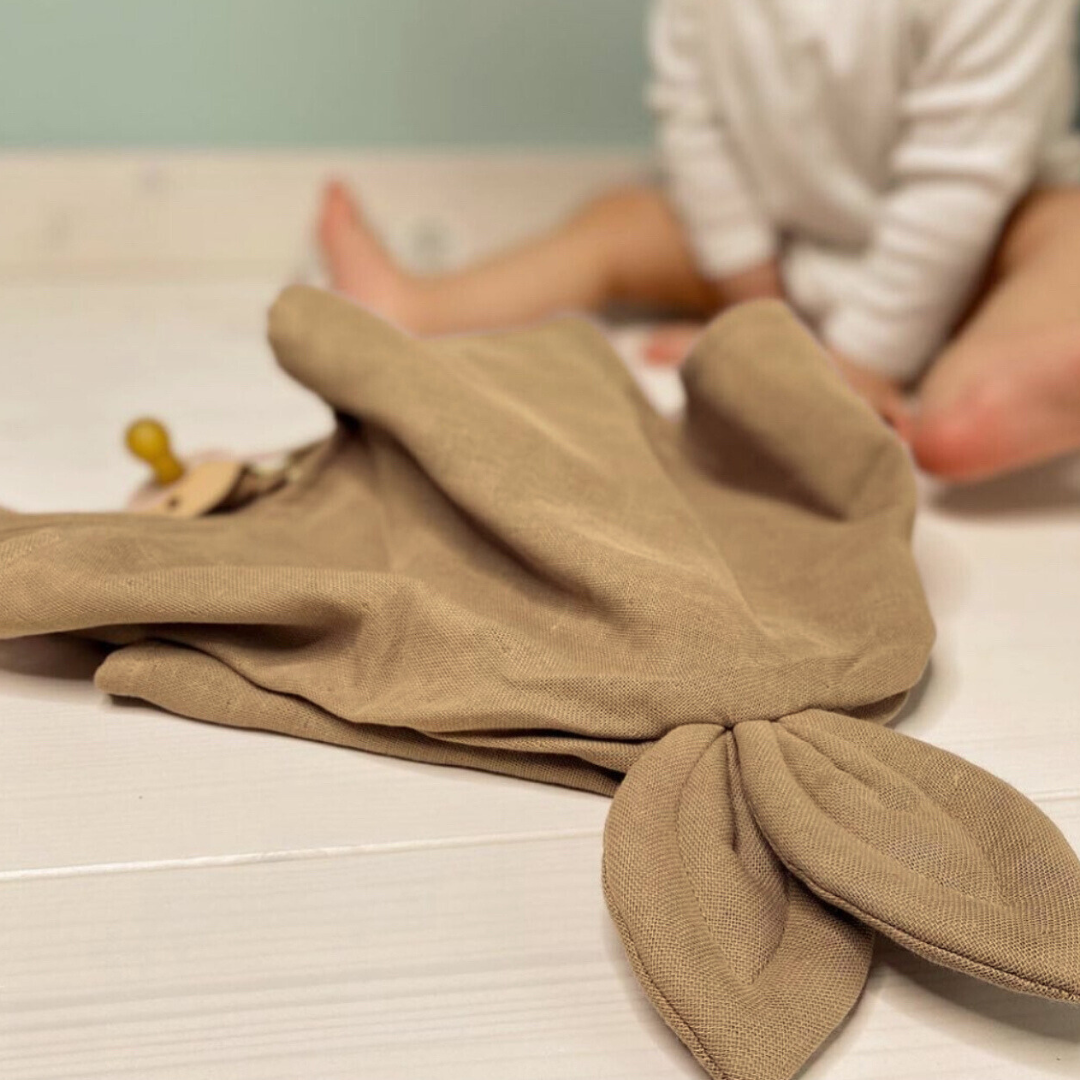 Doudou plat en coton bio avec attache sucette Miel - Saga Copenhagen