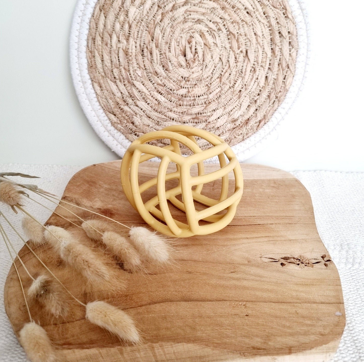 Balle de motricité flexible en silicone  jaune ocre - Rammelaartje