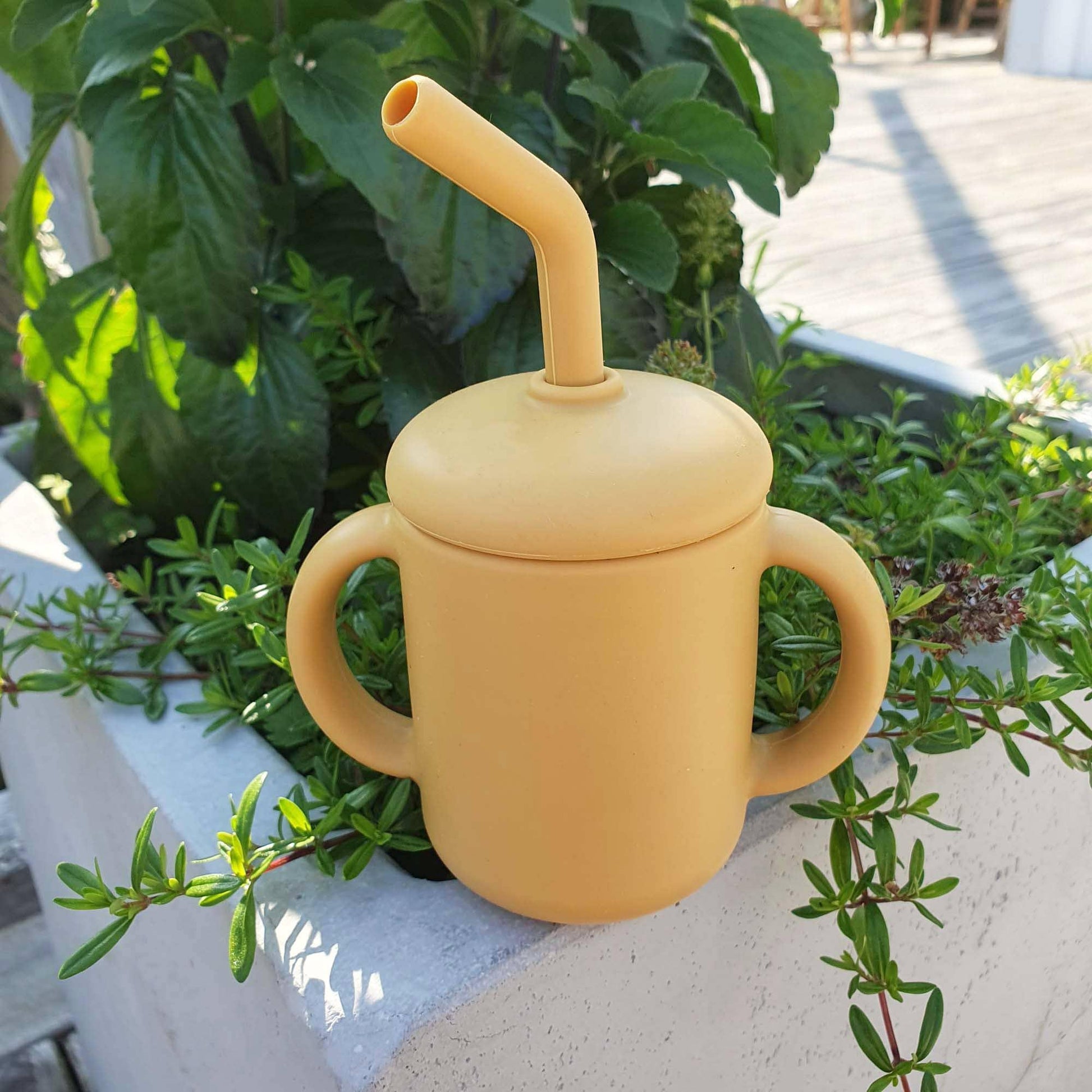Gobelet en Silicone avec Paille et Poignées - Ocre | Summerville Organic