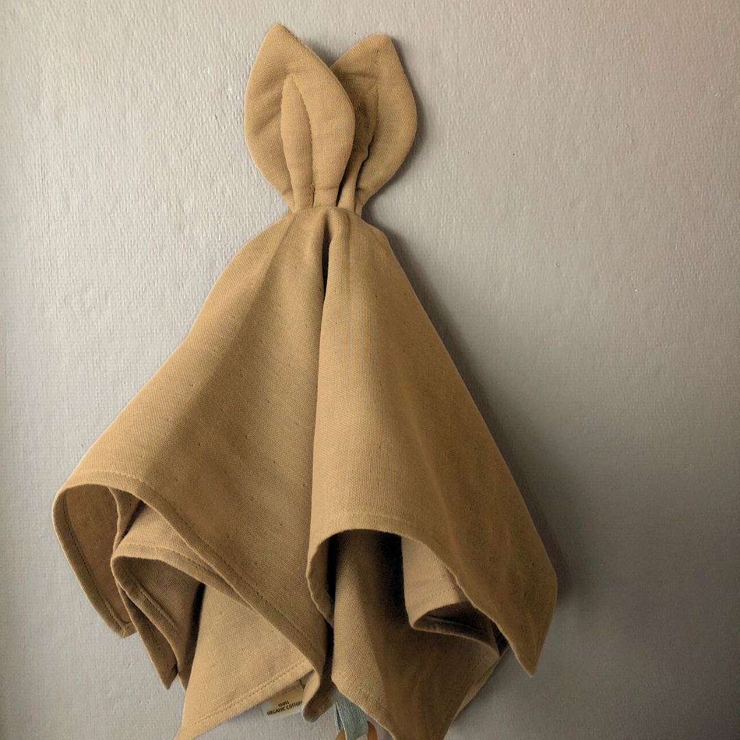 Doudou plat en coton bio avec attache sucette Miel - Saga Copenhagen