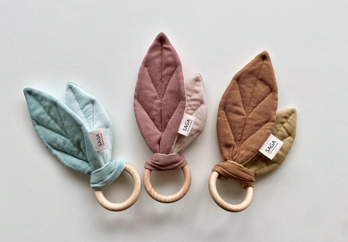 Anneaux de dentition en bois et coton bio motifs feuilles coloris menthe mauve et brun Saga Copenhagen