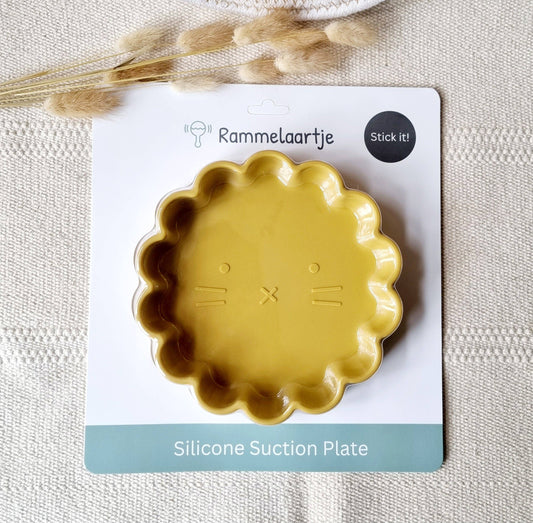 Assiette ventouse lion en silicone jaune moutarde Rammelaartje sur emballage   