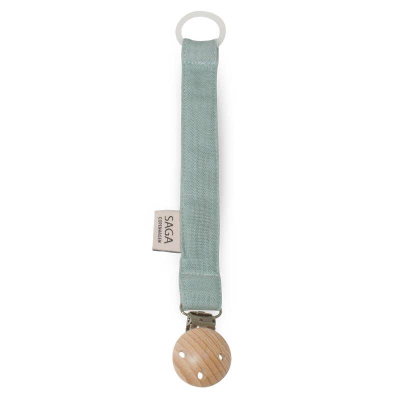 Attache-sucette en coton bio et bois de hetre modele Pala vert poussiereux Saga Copenhague
