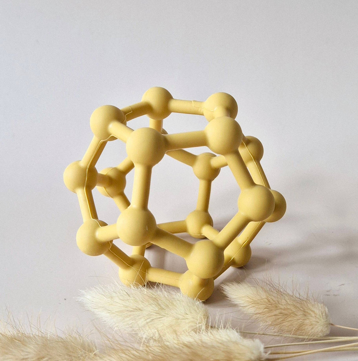 Balle de prehension en silicone souple pour bebe couleur jaune ocre Rammelaartje