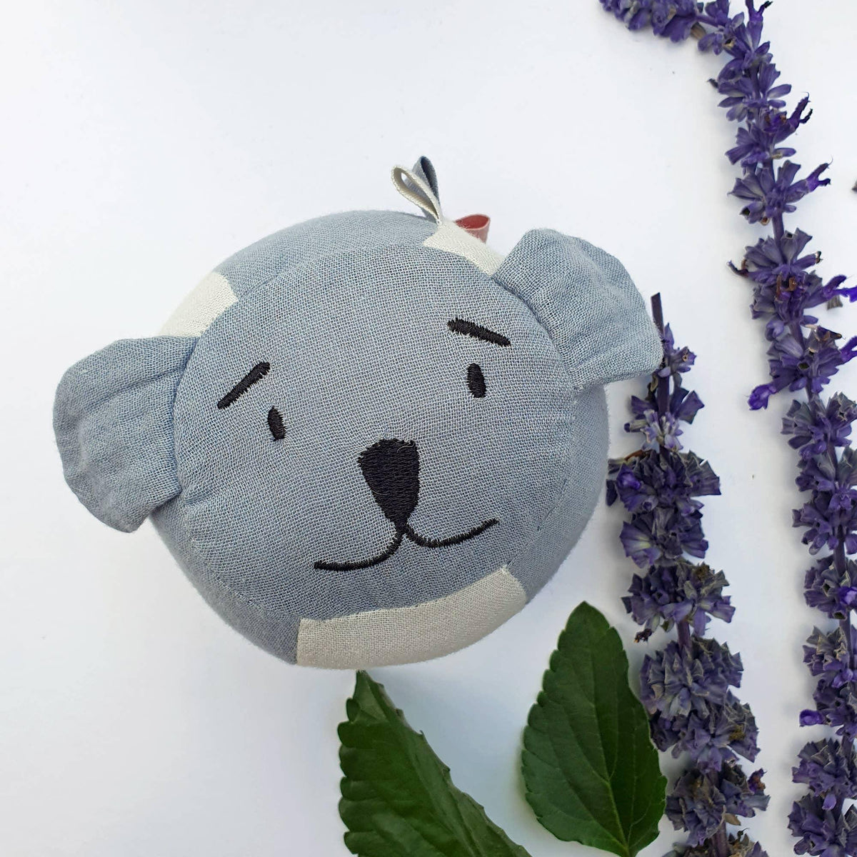 Balle hochet koala Tradewinds en coton bio pour la motricite libre et la prehension