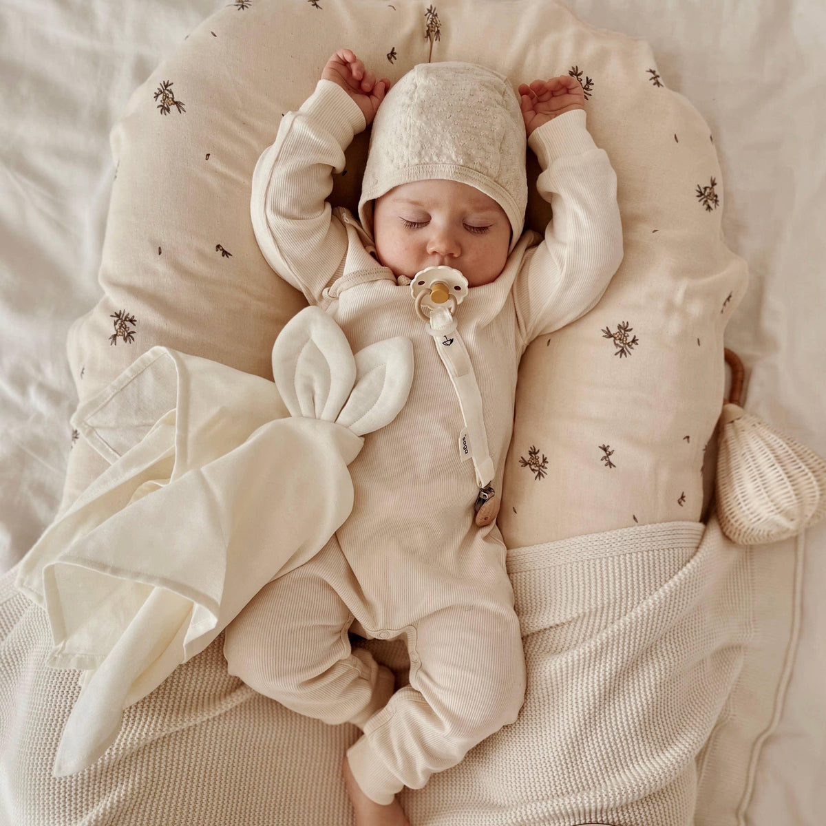 Bebe avec doudou lange plat en coton bio avec attache sucette crème - Saga Copenhagen