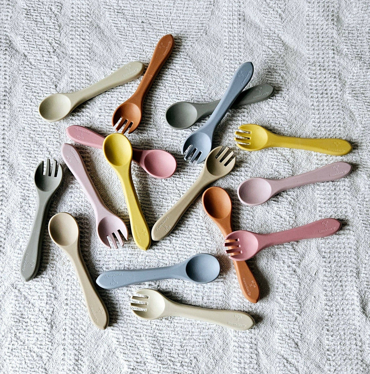 Couverts bebe dme en silicone souple couleur sable et pastel Rammelaartje