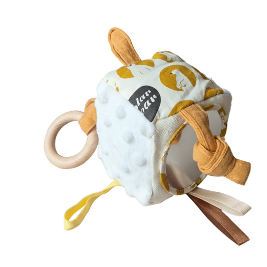 Cube d activite sensoriel en peluche douce et anneau en bois Rammelaartje