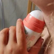 Detail bille roll-on creme hydratante corps et visage bio Lilikiwi