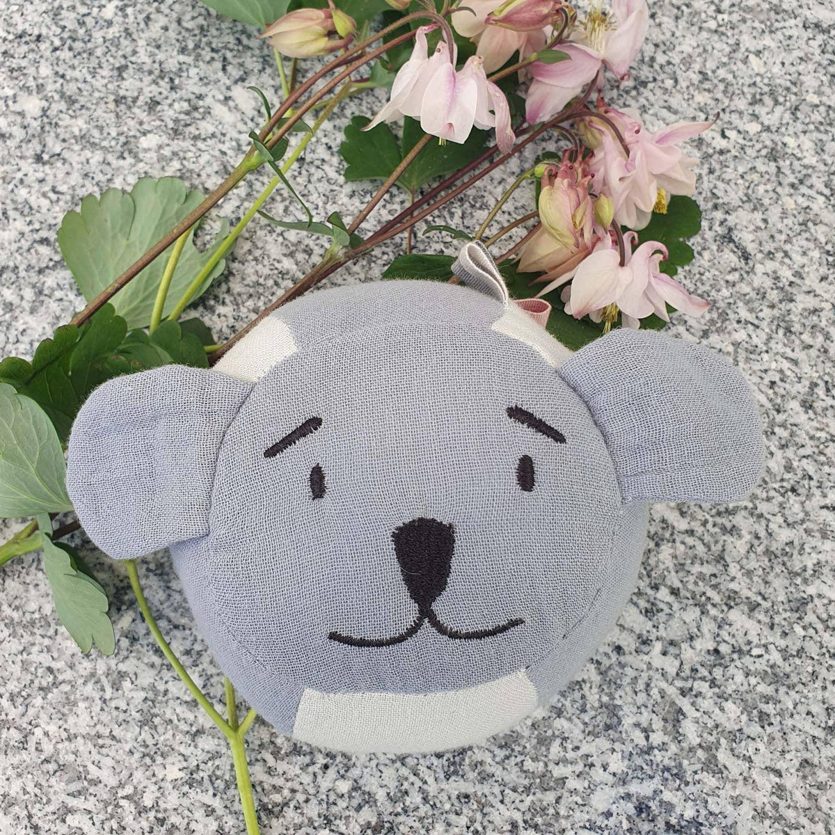 Detail du visage de la balle hochet koala bleu gris sans substances toxiques
