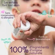 Enfant appliquant seul sa creme bio roll-on Lilikiwi pour l autonomie