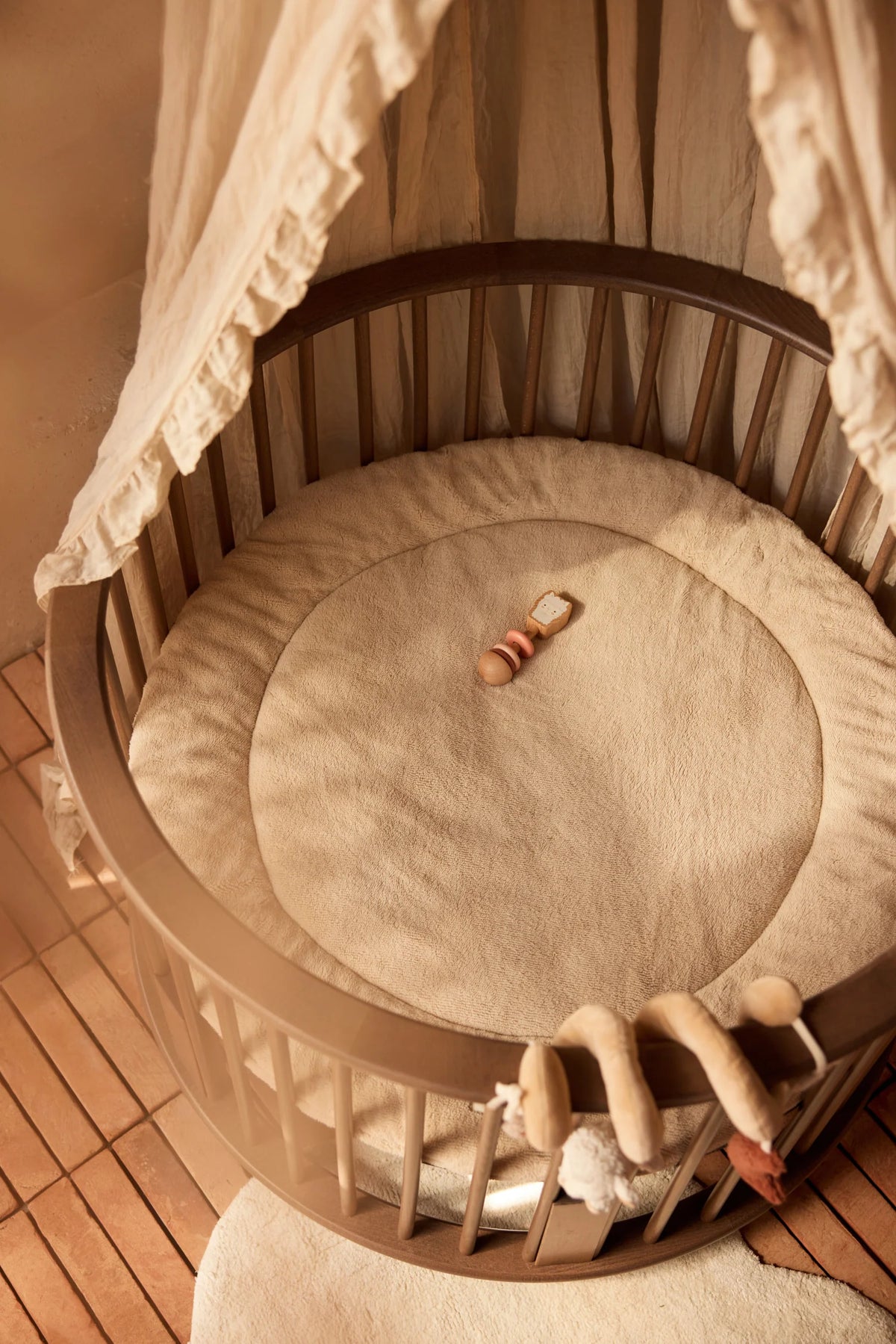 Univers eveil et decoration chambre bebe avec jouets en bois naturels Jollein