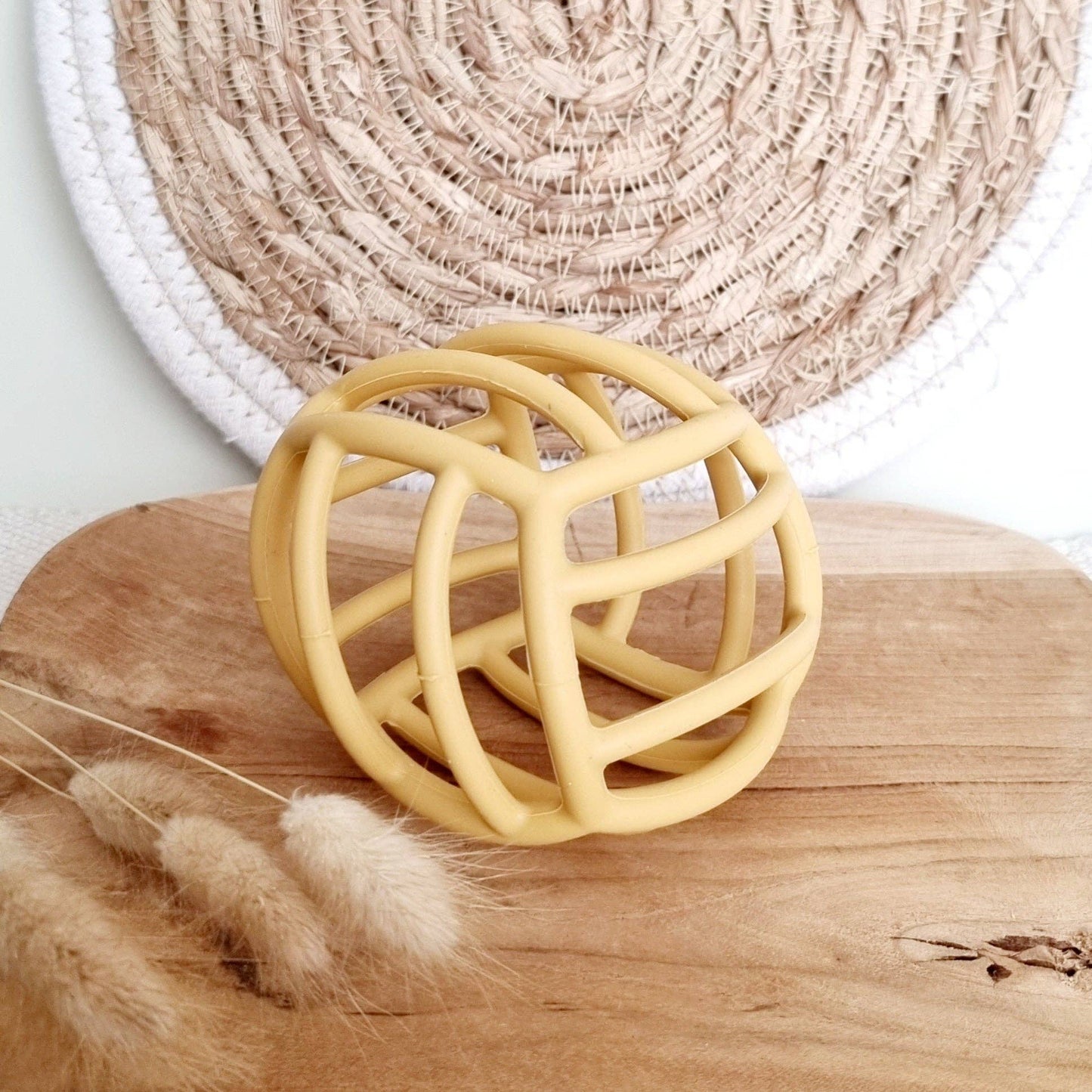 Balle de motricité flexible en silicone  jaune ocre - Rammelaartje