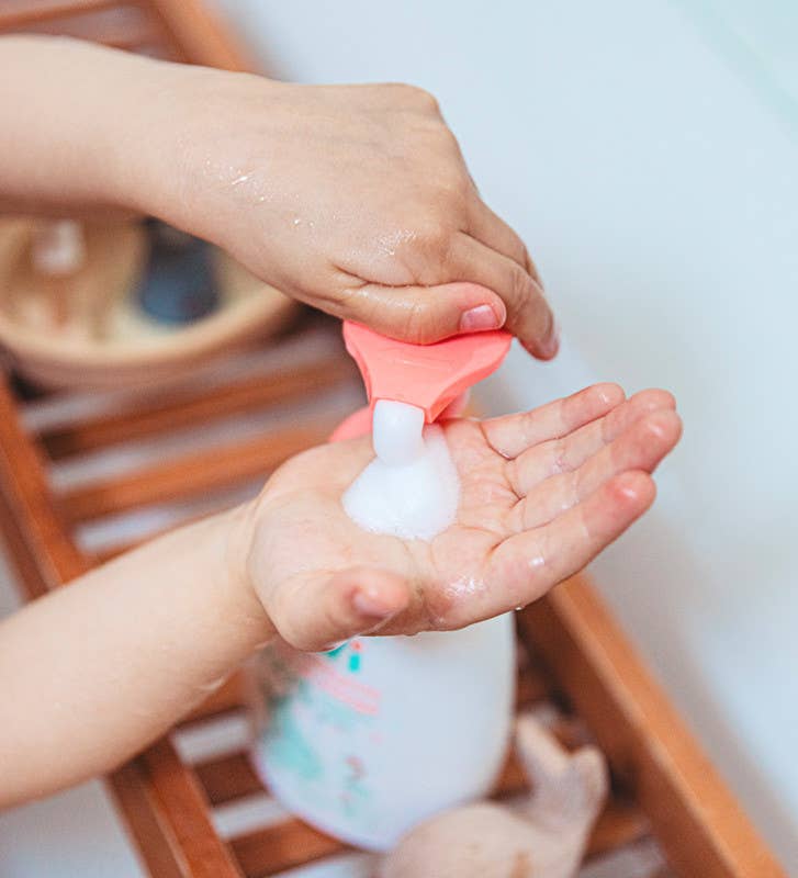 Mousse lavante corps et visage BIO Lili Kiwi avec texture mousse nuage pour enfant - Skovlia