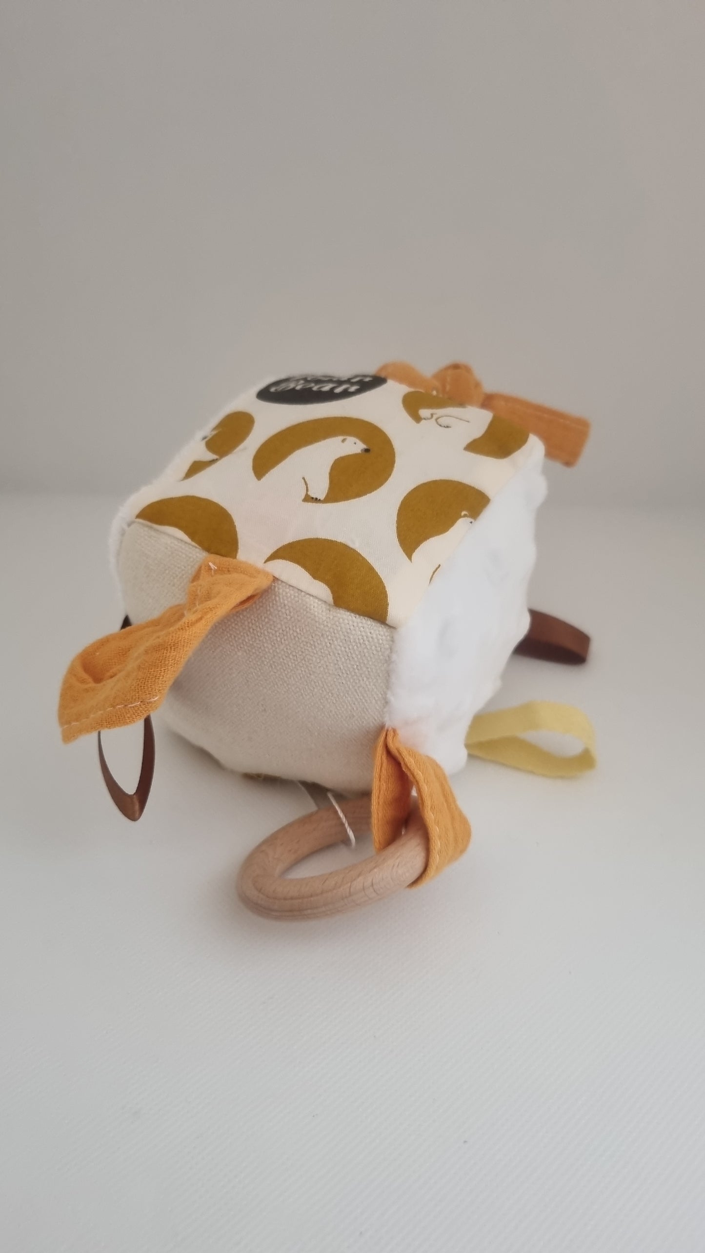 Cube d'activité sensoriel en peluche douce pour bébé - dès la naissance - Rammelaartje