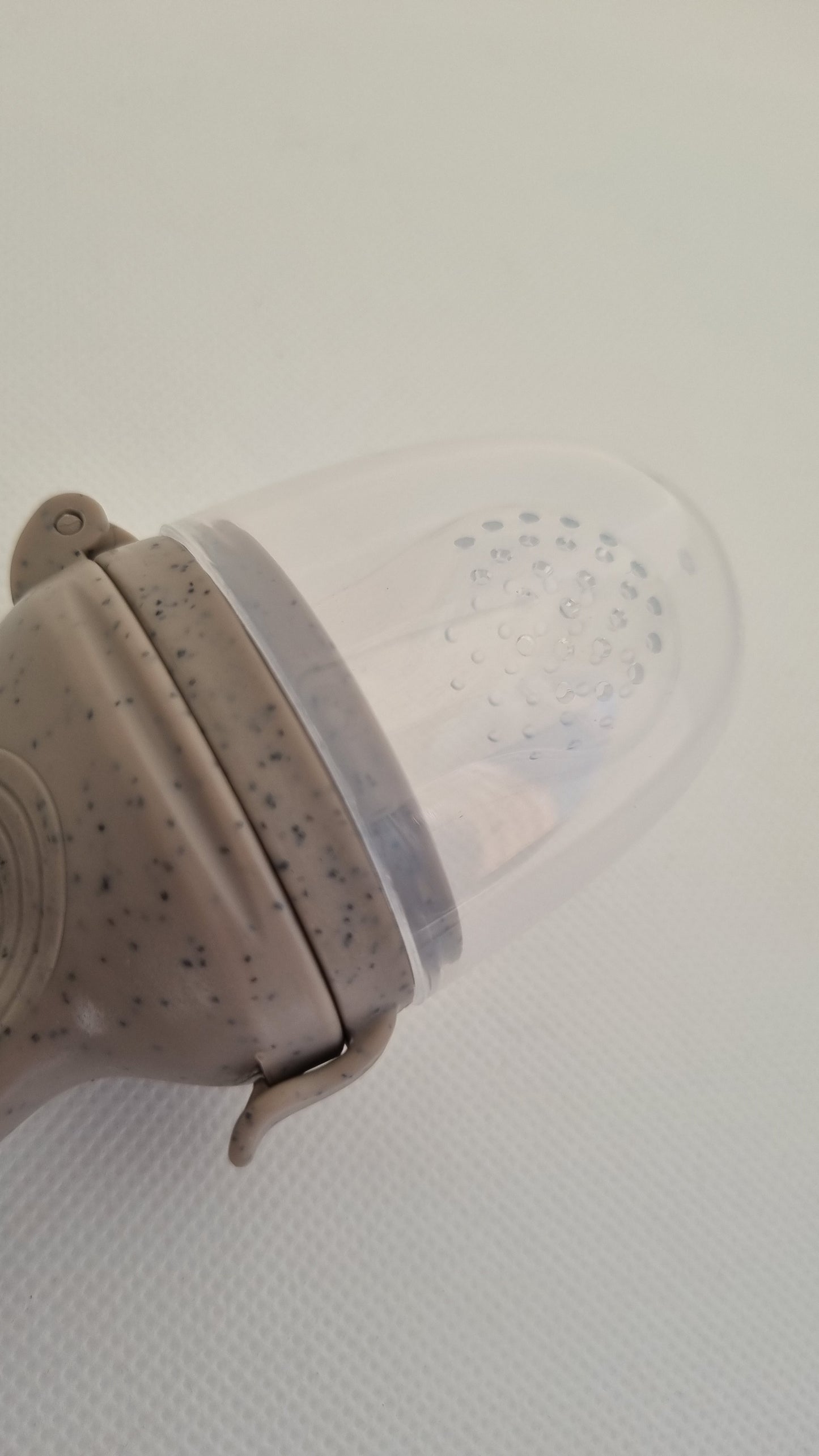 Grignoteuse à fruits sable à pois en silicone - Rammelaartje