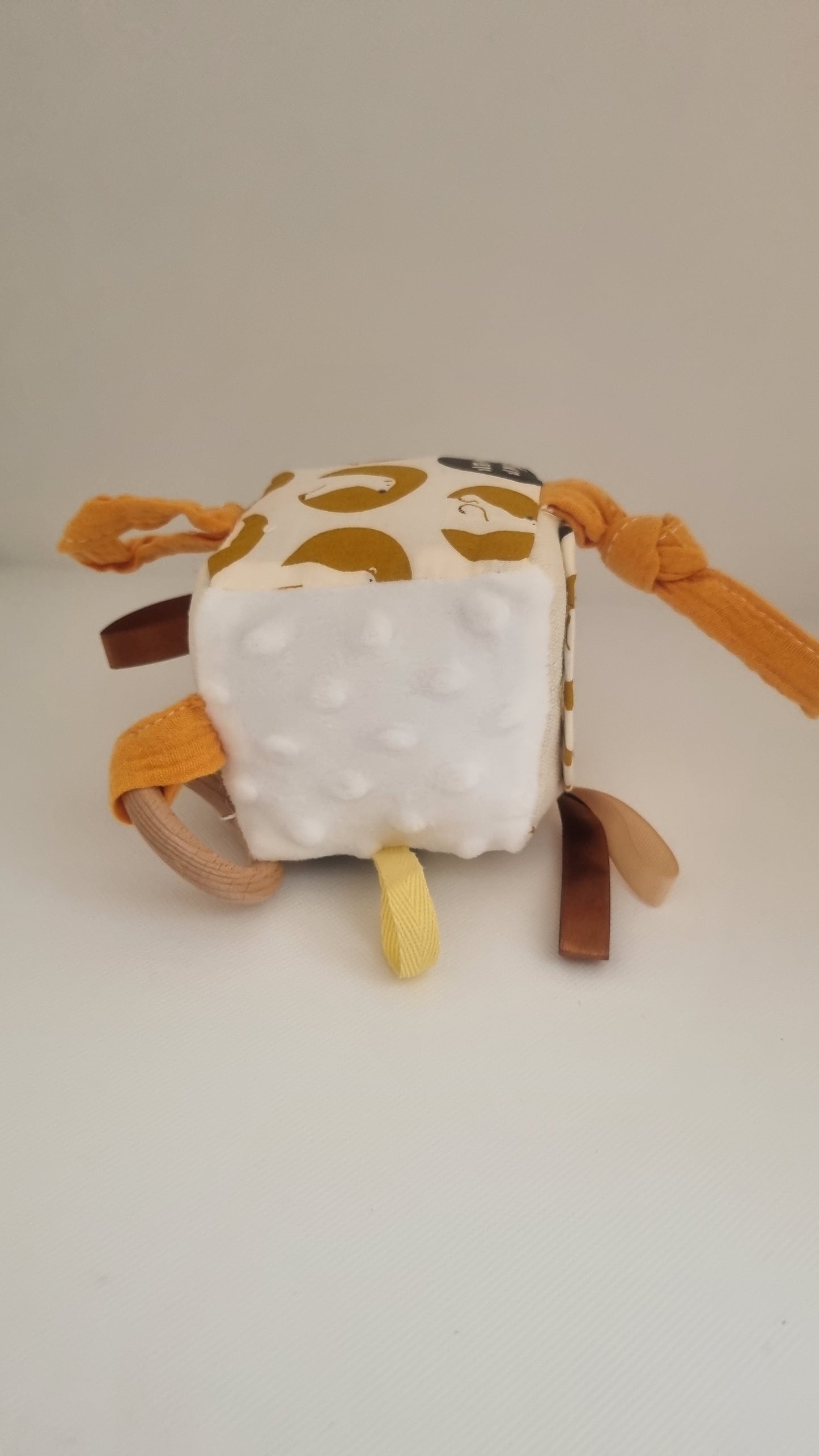 Cube d'activité sensoriel en peluche douce pour bébé - dès la naissance - Rammelaartje