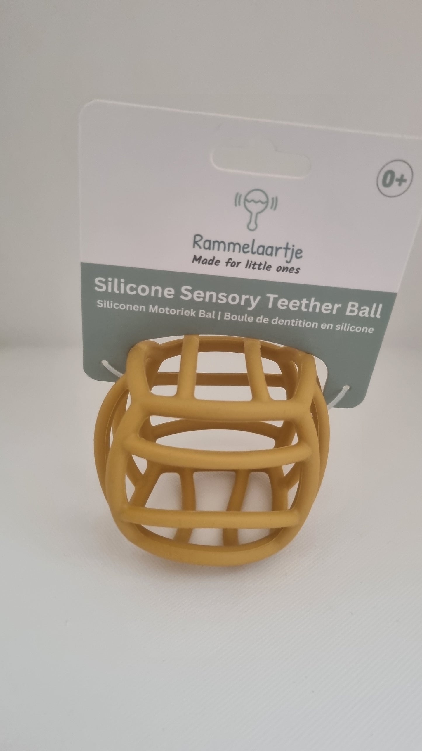 Balle de motricité flexible en silicone jaune ocre - dès la naissance - Rammelaartje