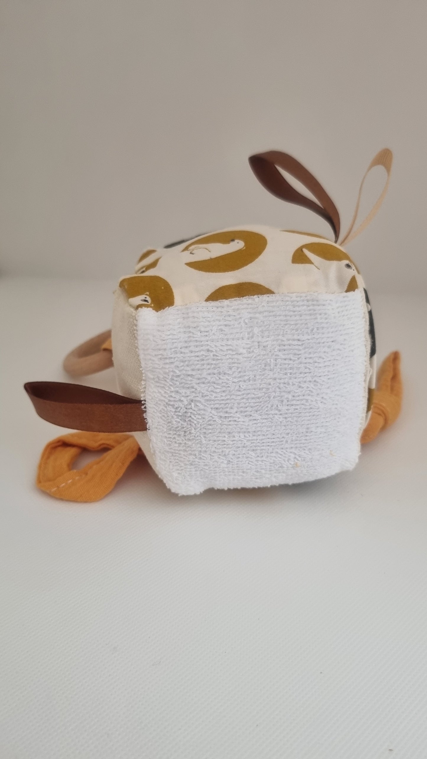 Cube d'activité sensoriel en peluche douce pour bébé - dès la naissance - Rammelaartje